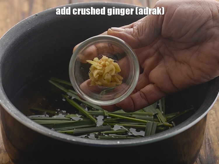 Step 6 – <p>આદુ ઉમેરો. અમે તેને મોર્ટાર પેસ્ટલમાં થોડું ક્રશ કર્યું છે, તેથી તેનો સ્વાદ સારી રીતે …