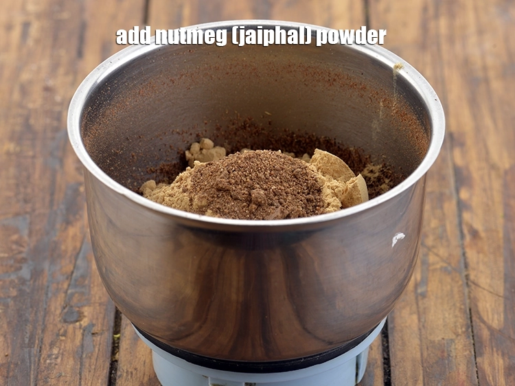 Step 11 – <p>એ જ રીતે, જાયફળ પાવડર ઉમેરો. સારા રંગ અને સ્વાદ માટે તમે કેસરના થોડા તાંતણા …