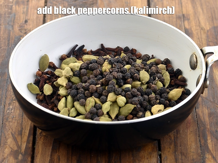 Step 4 – <p>કાળા મરીના દાણા ઉમેરો. કાળા મરી ચામાં સૂક્ષ્મ પણ નોંધપાત્ર હૂંફ અને હળવી તીક્ષ્ણતા આપે …