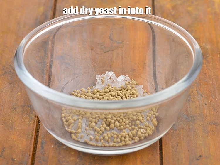 Step 2 – <p>તેમાં સૂકું ખમીર ઉમેરો.</p>
