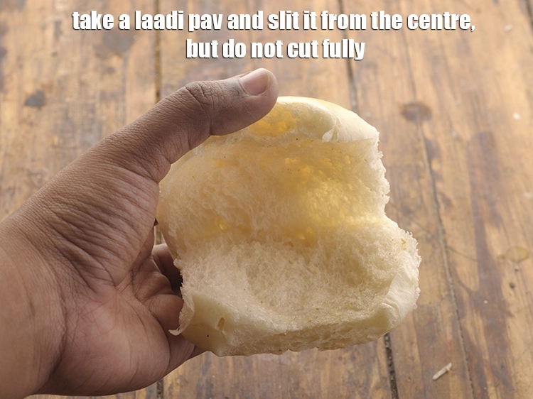 Step 18 – <p>લાડી પાવ લો અને તેને વચ્ચેથી કાપી નાખો, પણ પૂરેપૂરો કાપશો નહીં. આજકાલ આખા ઘઉંના …