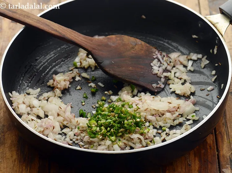 Step 9 – <p>સમારેલા લીલા મરચાં ઉમેરો અને ફરીથી એક મિનિટ માટે સાંતળો. Add chopped green chillies and …