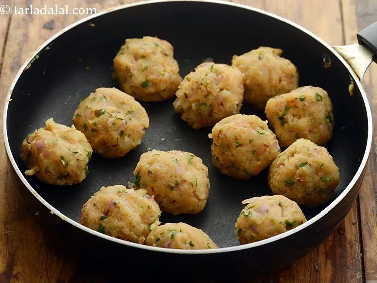 Step 16 – <p>સ્ટફિંગને ૧૨ સમાન ભાગોમાં વહેંચો. Divide the stuffing into 12 equal portions.</p>