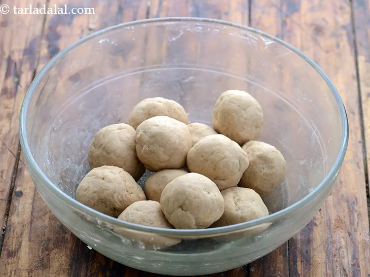 Step 17 – <p>કણકને ૧૨ સમાન ભાગોમાં વહેંચો. Divide the dough into 12 equal portions.</p>