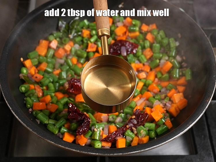 Step 19 – <p>૨ ચમચી પાણી ઉમેરો અને સારી રીતે મિક્સ કરો. શાકભાજીમાં વધુ પાણી ઉમેરશો નહીં, નહીં …