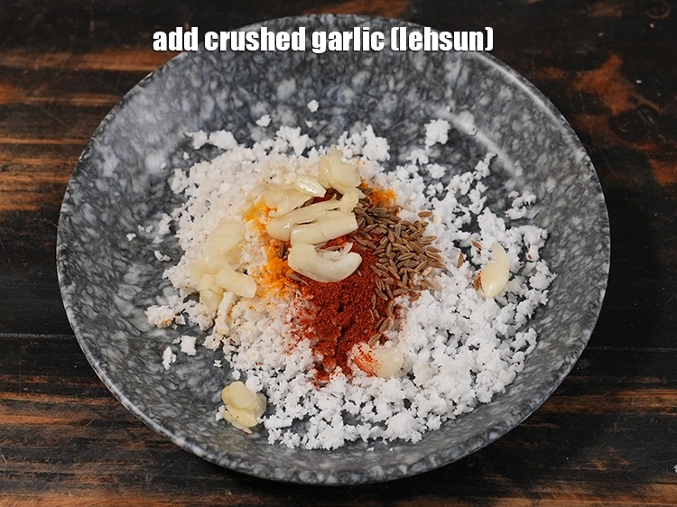 Step 6 – <p>લસણ ઉમેરો. Add garlic.</p>