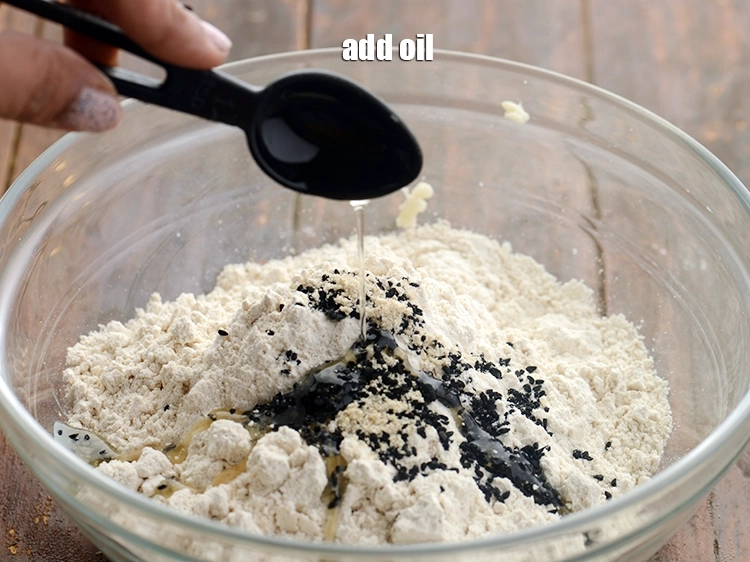 Step 13 – <p>૧ <span style="background-color:rgb(255,255,255);color:rgb(0,0,0);">ટીસ્પૂન </span><a href="https://www.tarladalal.com/glossary-oil-gujarati-671i"><u>તેલ ( oil )</u></a> ઉમેરો.</p>