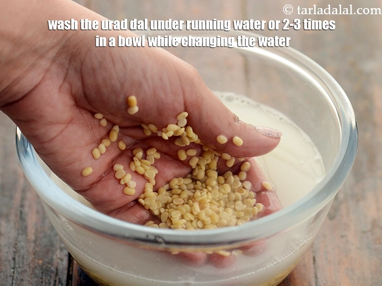 Step 2 – <p>અડદની દાળને વહેતા પાણીની નીચે અથવા બાઉલમાં ૨-૩ વાર પાણી બદલીને ધોઈ લો.</p>