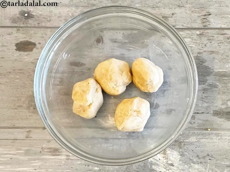 Step 7 – <p><span style="background-color:rgb(255,255,255);color:rgb(0,0,0);">લોટને ૪ સમાન ભાગોમાં વિભાજીત કરો અને બાજુ પર રાખો.</span></p>