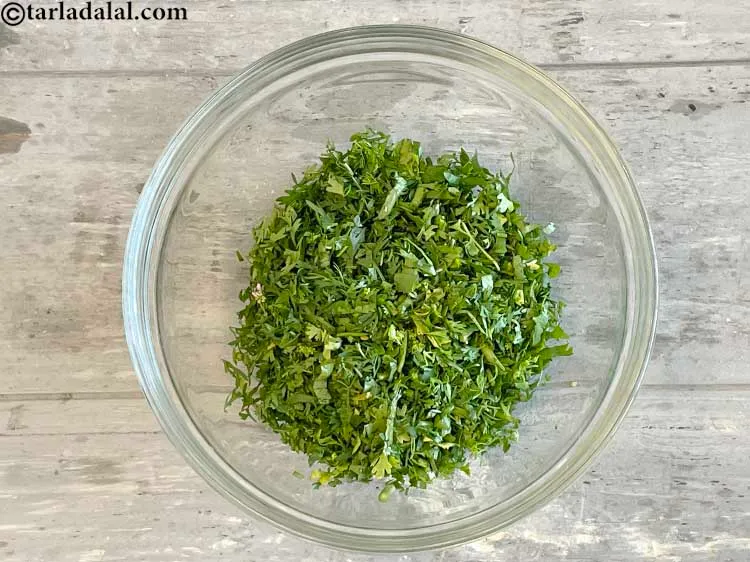 Step 8 – <p><strong>કોથમીર રોટલી રેસીપી | ભારતીય શૈલીના હરા ધનિયા પરાઠા | સ્વસ્થ કોથમીર રોટલી |</strong> &nbsp;પૂરણ&nbsp;બનાવવા&nbsp;માટે<span …