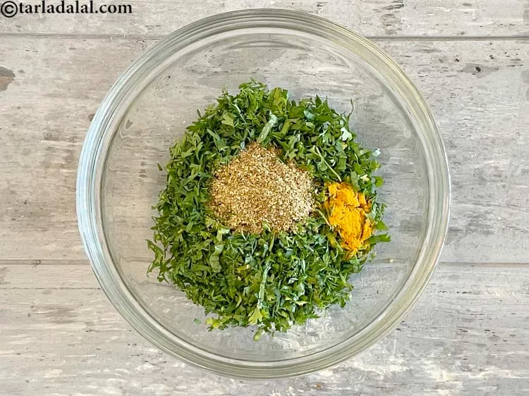 Step 10 – <p><span style="background-color:rgb(255,255,255);color:rgb(0,0,0);">1/4 ટીસ્પૂન </span><a href="https://www.tarladalal.com/glossary-turmeric-powder-haldi-gujarati-645i"><u>હળદર (turmeric powder, haldi)</u></a> <span style="background-color:white;color:black;">ઉમેરો.</span></p>