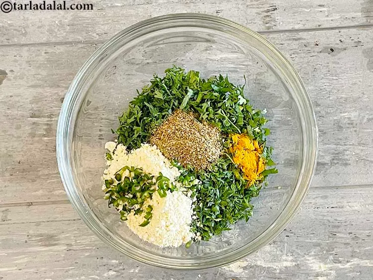 Step 12 – <p><span style="background-color:rgb(255,255,255);color:rgb(0,0,0);">2 ટીસ્પૂન </span><a href="https://www.tarladalal.com/glossary-green-chillies-hari-mirch-gujarati-331i#ing_2388"><u>સમારેલા લીલા મરચાં (chopped green chillies)</u></a> <span style="background-color:white;color:black;">ઉમેરો.</span></p>