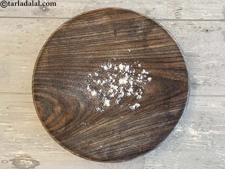 Step 16 – <p>રોલિંગ બોર્ડ પર ઘઉંના લોટની છંટકાવ કરો.</p>