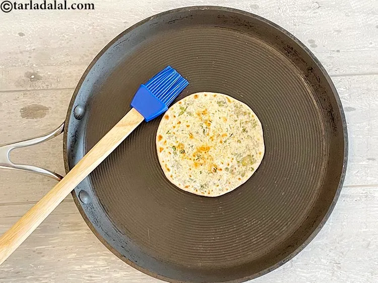 Step 25 – <p>રોટલી ઉપર બ્રશ વડે ૧/૨ ચમચી તેલ લગાવો.</p>