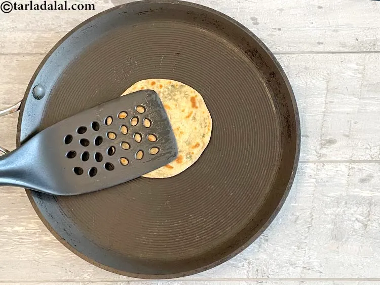 Step 26 – <p><strong>કોથમીર રોટલી રેસીપી | ભારતીય શૈલીના હરા ધનિયા પરાઠા | સ્વસ્થ કોથમીર રોટલી |</strong> બંને …