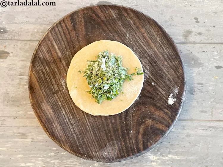 Step 19 – <p>સ્ટફિંગનો એક ભાગ મધ્યમાં મૂકો.</p>