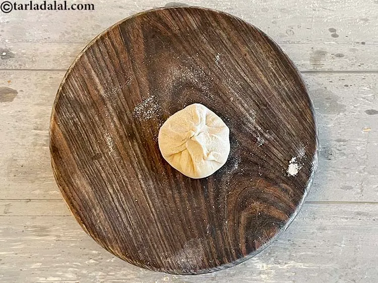 Step 21 – <p>કિનારીઓને વચ્ચે વાળો અને સારી રીતે સીલ કરો જેથી સ્ટફિંગ બહાર ન ઢોળાય.</p>