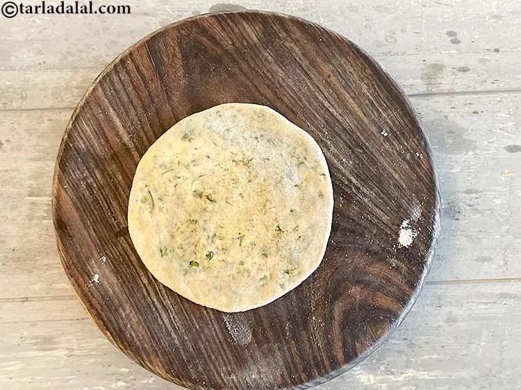 Step 22 – <p>તેને ચપટી બનાવો અને ફરીથી ૧૨૫ મીમી (૫”) વ્યાસના વર્તુળમાં થોડો <span style="background-color:rgb(255,255,255);color:rgb(0,0,0);">ઘઉંના લોટની મદદથી …