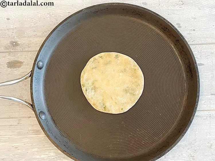 Step 23 – <p>એક નોન-સ્ટીક તવો ગરમ કરો અને રોટલીની એક બાજુ તેલ વગર રાંધો.</p>