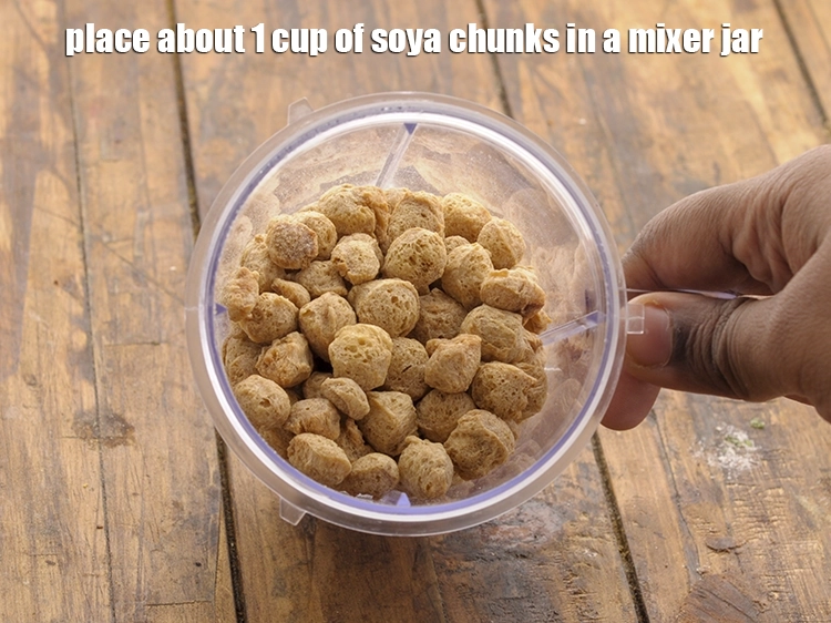 Step 3 – <p>એક મિક્સર જારમાં લગભગ ૧ કપ સોયા ચંક મૂકો. આ<strong>નાથી તમને ૧/૨ કપ પાઉડર સોયા …