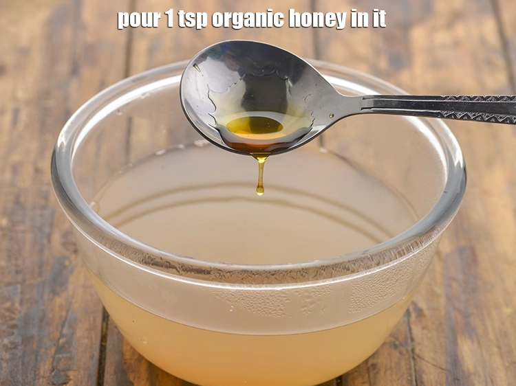 Step 15 – <p>પછી તેમાં 1 ટીસ્પૂન મધ નાખો. કાચું અનપેસ્ટ્યુરાઇઝ્ડ મધનો ઉપયોગ કરવો: મધ કાચું અને અનપેસ્ટ્યુરાઇઝ્ડ …