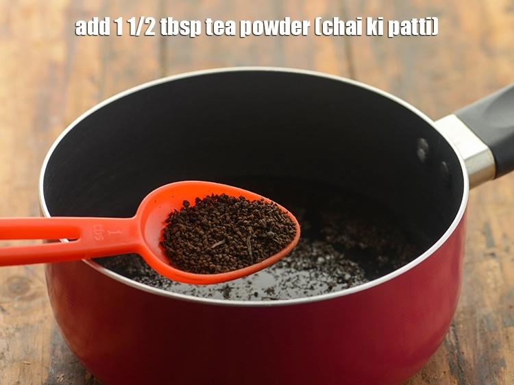 Step 3 – <p>ચા પાવડર ઉમેરો. ઈલાયચી ચાનો રંગ |<strong> ભારતીય ઈલાયચી ચા | ઈલાયચી ચા | ઈલાયચી …