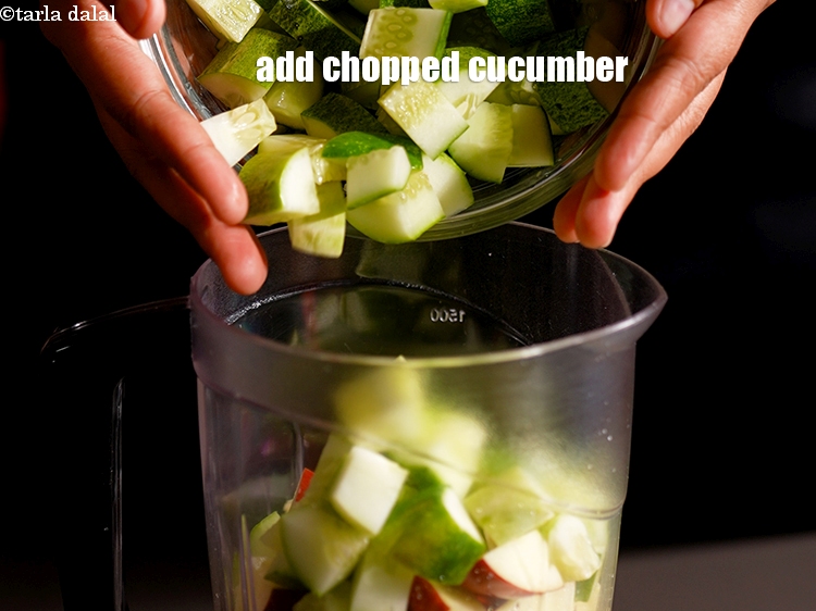 Step 4 – <p>૩ કપ ઠંડી અને બારીક સમારેલી કાકડી ઉમેરો. કાકડીઓમાં પાણીનું પ્રમાણ ખૂબ જ વધારે હોય …