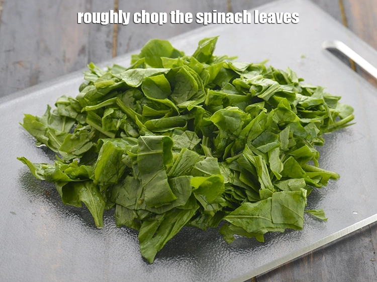 Step 10 – <p>પાલકના પાનને તીક્ષ્ણ છરીની મદદથી સ્વસ્થ ભારતીય લીલા રસ માટે બારીક કાપો. બાજુ પર રાખો. …