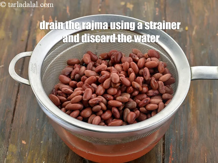 Step 4 – <p>રાજમાને ચાળણીનો ઉપયોગ કરીને ગાળી લો અને પાણી કાઢી નાખો. Drain the rajma using a …