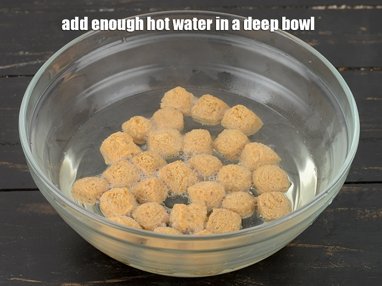 Step 2 – <p>એક ઊંડા બાઉલમાં પૂરતું ગરમ ​​પાણી ઉમેરો.</p>