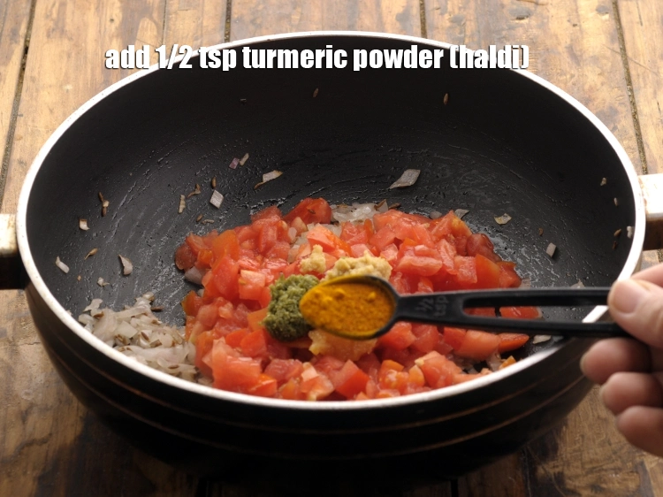 Step 25 – <p><span style="background-color:rgb(255,255,255);color:rgb(0,0,0);">હળદર પાવડર ઉમેરો. Add turmeric powder.</span></p>