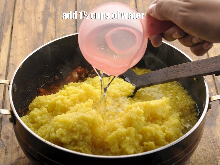 Step 29 – <p><span style="background-color:rgb(255,255,255);color:rgb(0,0,0);">૧½ કપ પાણી ઉમેરો. Add 1½ cups of water.</span></p>