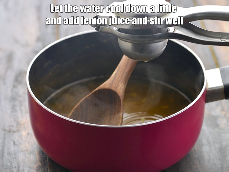 Step 7 – <p>પાણીને થોડું ઠંડુ થવા દો અને લીંબુનો રસ ઉમેરો અને સારી રીતે હલાવો. લીંબુમાં પોલીફેનોલ …