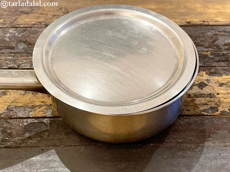 Step 9 – <p>મધ્યમ તાપ પર ૮ મિનિટ સુધી રાંધો. તમે આદુ તજ ચાને ઢાંકણથી ઢાંકીને અથવા ખુલ્લામાં …