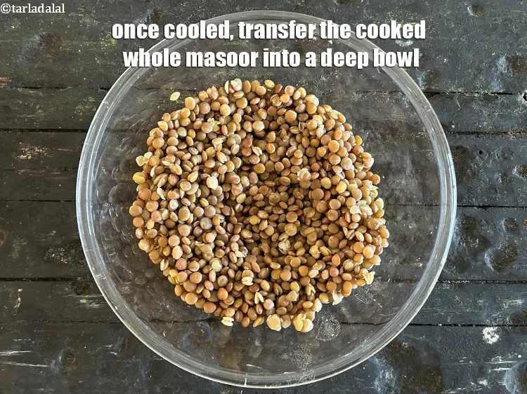 Step 18 – <p>ઠંડુ થયા પછી, રાંધેલા આખા મસૂરને ઊંડા બાઉલમાં નાખો.</p>
