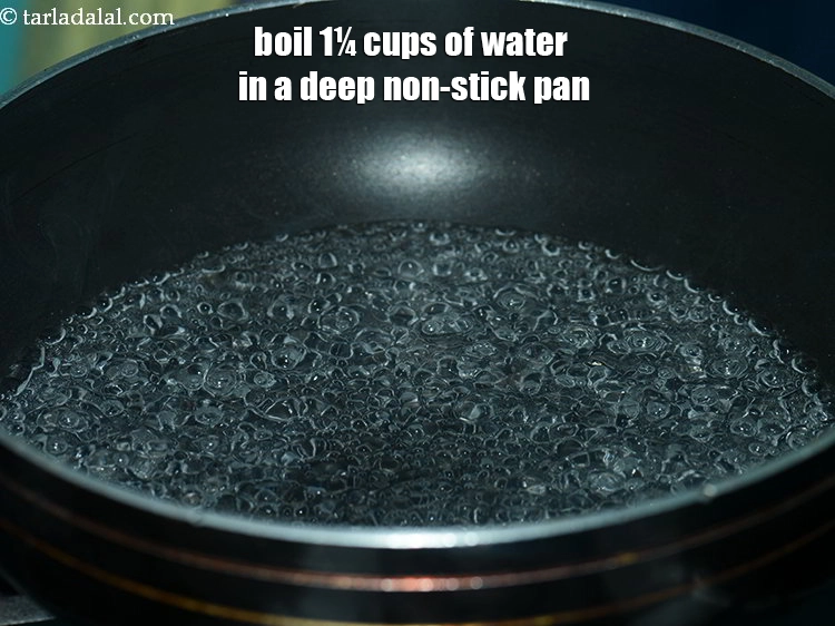 Step 15 – <p>હવે <strong>ઘરે ફણગાવેલા મગ</strong>ને ઉકળવા માટે, એક ઊંડા નોન-સ્ટીક પેનમાં 1¼ કપ પાણી ઉકાળો. અમે …