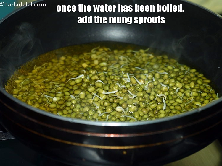 Step 18 – <p>પાણી ઉકળી જાય પછી, તેમાં મગના ફણગા ઉમેરો.</p>