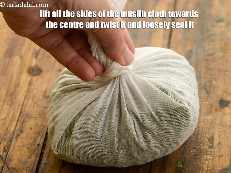 Step 10 – <p>મલમલ કાપડની બધી બાજુઓ મધ્ય તરફ ઉંચી કરો અને તેને ફેરવો અને તેને ઢીલી રીતે …