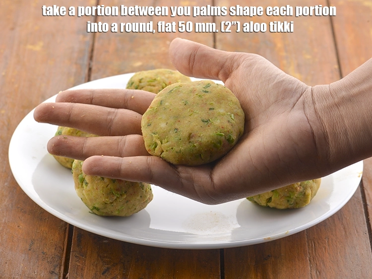 Step 10 – <p>તમારા હથેળીઓ વચ્ચે એક ભાગ લો અને દરેક ભાગને 50 મીમી (2”) ગોળ, સપાટ આલુ …