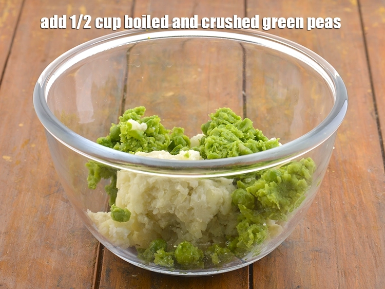 Step 3 – <p>લીલા વટાણા ઉમેરો. તે એક સૂક્ષ્મ મીઠાશ અને તાજગીભર્યો સ્વાદ લાવે છે જે બટાકાની માટી …