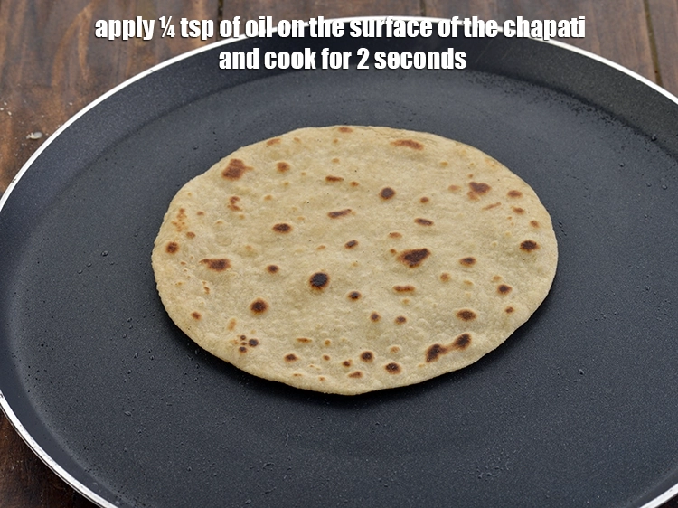 Step 15 – <p>રોટલીની સપાટી પર ¼ ટીસ્પૂન તેલ લગાવો | અધિકૃત ભારતીય રોટલી | વજન ઘટાડવા માટે …