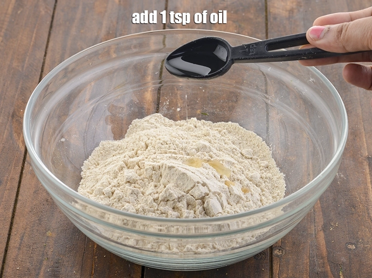 Step 2 – <p>તેમાં ૧ ચમચી તેલ ઉમેરો. તેલ ઉમેરવાથી રોટલી નરમ બને છે. Add <span style="background-color:rgb(255,255,255);color:rgb(0,0,0);">1 tsp …