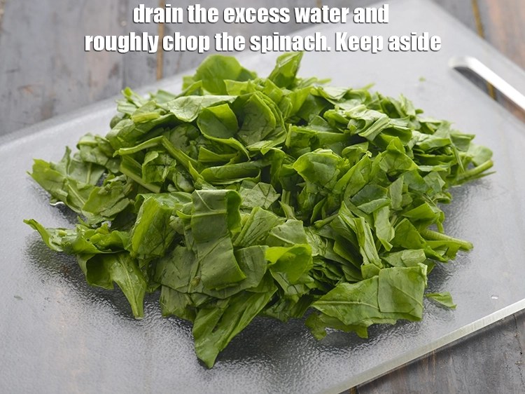 Step 3 – <p>વધારાનું પાણી નિતારી લો અને પાલકને બારીક સમારી લો. બાજુ પર રાખો. Drain the excess …
