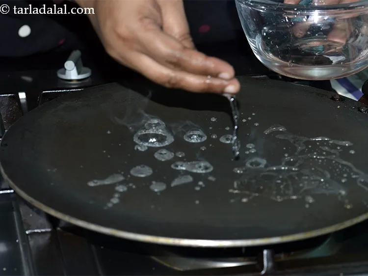 Step 13 – <p>જો તવો ખૂબ ગરમ થઈ જાય, તો તવાનું તાપમાન ઓછું કરવા માટે થોડું પાણી છાંટવું. …