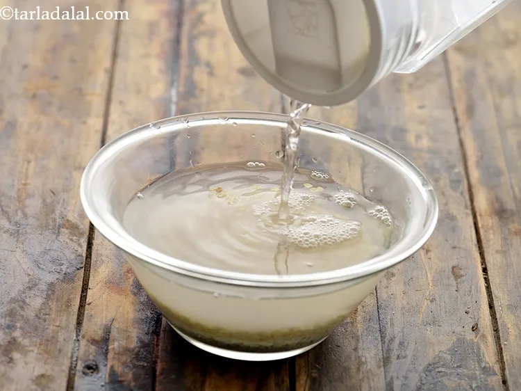 Step 16 – <p>અડદની દાળને પૂરતા પાણીમાં ૪ કલાક પલાળી રાખો. અડદની દાળ ગંધ આવવા લાગે તો તેને …