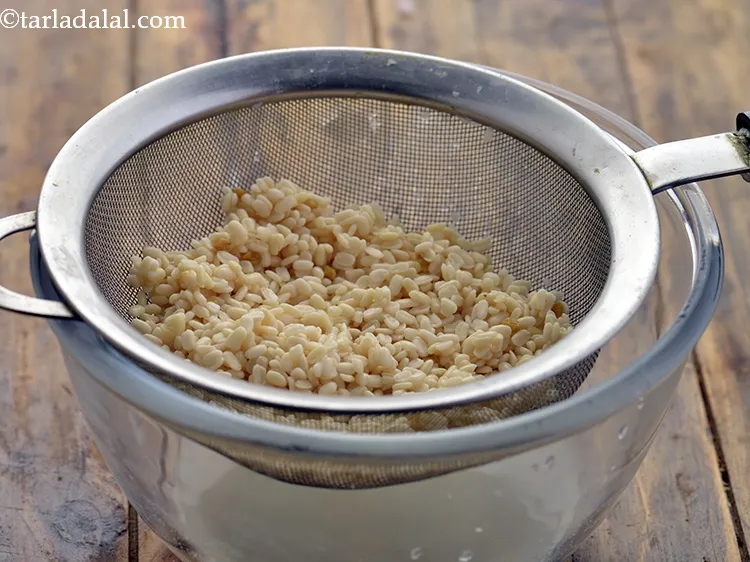 Step 23 – <p>૪ કલાક પછી, અડદની દાળ અને મેથીના દાણાને ચાળણીનો ઉપયોગ કરીને ગાળી લો. તમે પાણી …