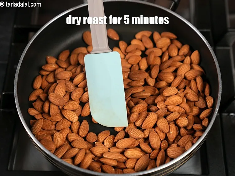 Step 2 – <p>મધ્યમ તાપ પર 5 મિનિટ માટે સૂકા શેકો, ક્યારેક ક્યારેક હલાવતા રહો.</p>