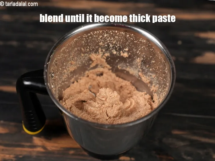 Step 7 – <p>તેને સતત 5 થી 7 મિનિટ સુધી બ્લેન્ડ કરો જ્યાં સુધી તે જાડી પેસ્ટ ન …