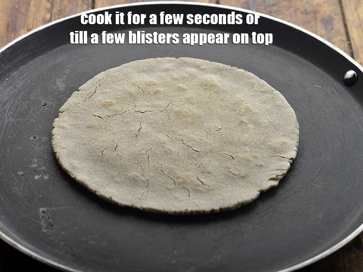 Step 12 – <p>તેને થોડી સેકન્ડ માટે અથવા ઉપર થોડા ફોલ્લા દેખાય ત્યાં સુધી રાંધો. જો બાજરાની રોટલી …