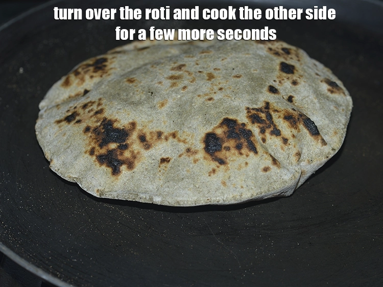 Step 13 – <p>બાજરીના રોટલા પર ફેરવો રેસીપી |<strong> બાજરે કી રોટી | સ્વસ્થ મોતી બાજરીની રોટલી | …